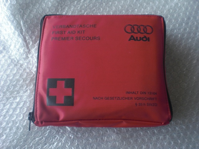 AUDI A4 2.0 TDI 105kW SW MULTITRONIC FIRST AID KIT 8P0860282A