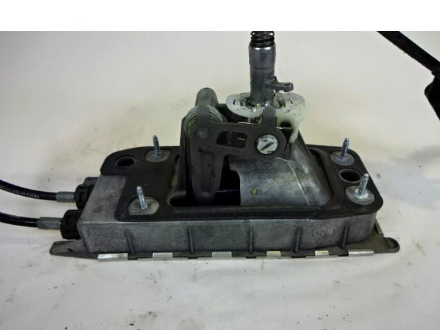 MANUAL GEAR LEVER MECHANISM OEM N. 1Q0711049C ORIGINAL PART ESED AUDI A3 8P 8PA 8P1 RESTYLING (2008 - 2012)BENZINA 12  YEAR OF CONSTRUCTION 2011