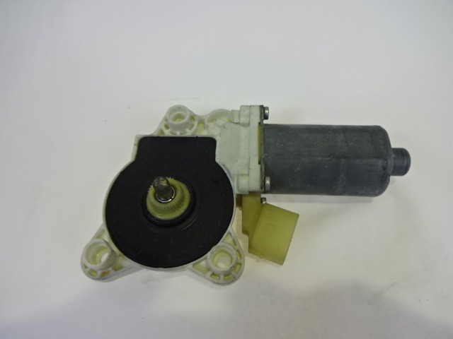 FRONT DOOR WINDSCREEN MOTOR OEM N. A2118203042 ORIGINAL PART ESED MERCEDES CLASSE E W211 BER/SW (03/2002 - 05/2006) DIESEL 32  YEAR OF CONSTRUCTION 2005