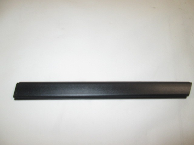 MOULDINGS FENDER OEM N. 1648635 ORIGINAL PART ESED FORD SIERRA (1982 - 1993)BENZINA 16  YEAR OF CONSTRUCTION 1982