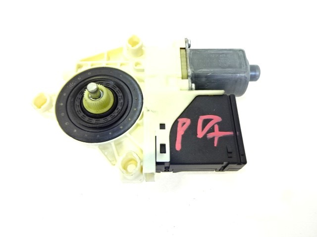 REAR DOOR WINDOW MOTOR OEM N. 827300003R SPARE PART USED CAR RENAULT MEGANE MK3 BER/SPORTOUR/ESTATE (2009 - 2015)  DISPLACEMENT DIESEL 1,5 YEAR OF CONSTRUCTION 2010