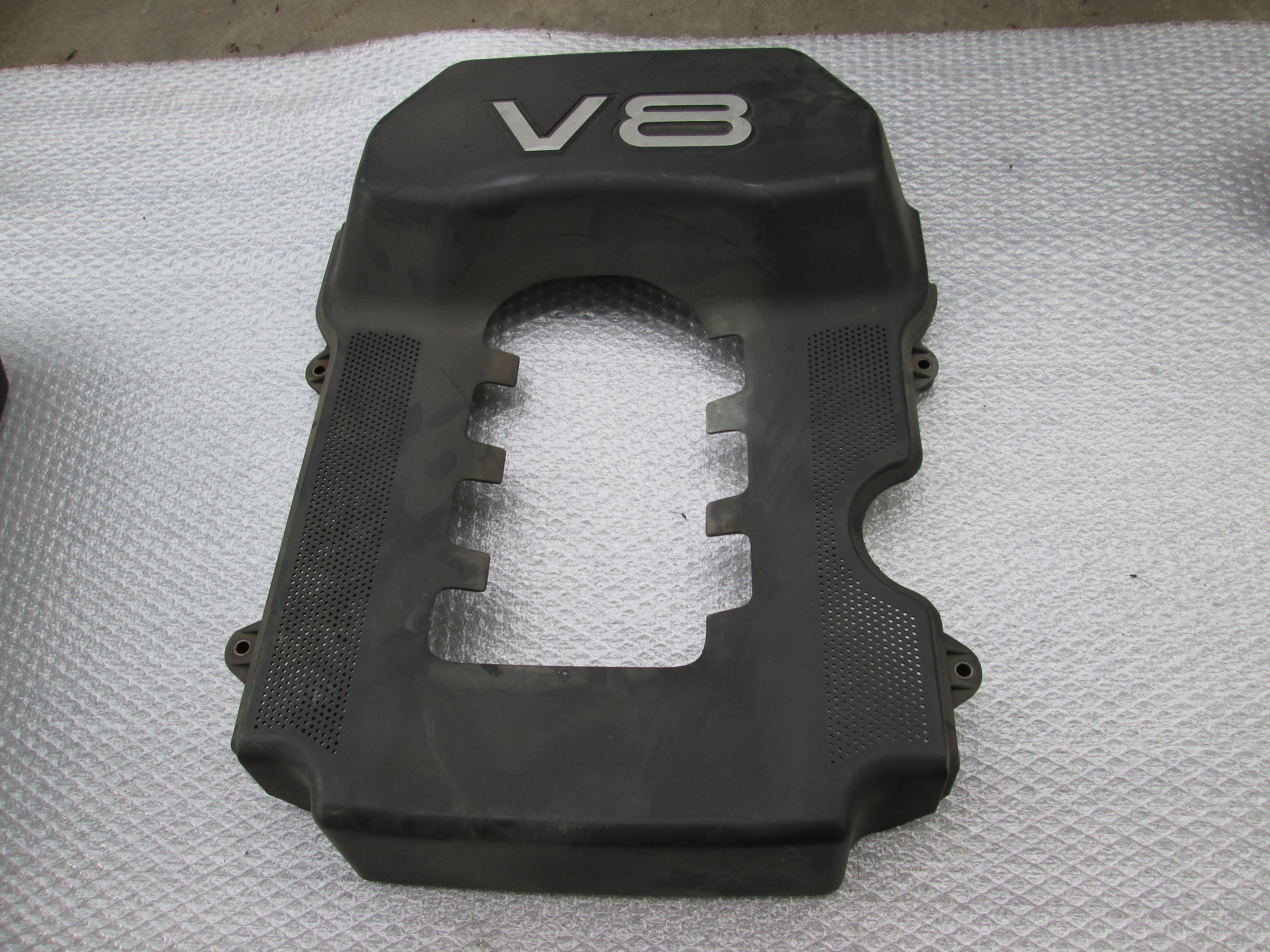 1A SERIES AUDI A8 4.2 V8 220 kW TIPTR. BER. (1994-2002) REPLACEMENT COVER ENGINE COVER 077103935