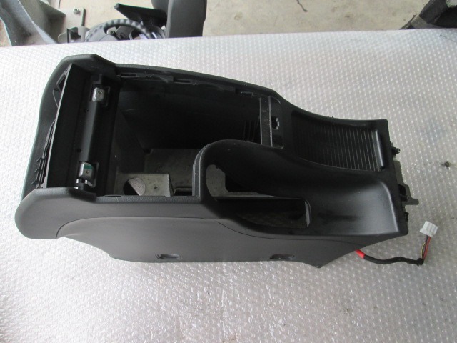 TUNNEL OBJECT HOLDER WITHOUT ARMREST OEM N. 156080542 ORIGINAL PART ESED ALFA ROMEO 159 939 BER/SW (2005 - 2013) DIESEL 19  YEAR OF CONSTRUCTION 2007