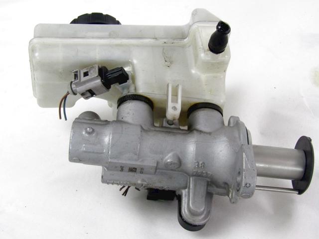 BRAKE MASTER CYLINDER OEM N. 8V1611021A SPARE PART USED CAR VOLKSWAGEN GOLF VII 5G1 BQ1 BE1 BE2 BA5 BV5 MK7 (DAL 2012) DISPLACEMENT DIESEL 1,2 YEAR OF CONSTRUCTION 2013