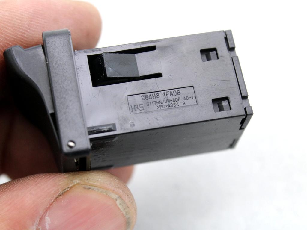 284H3-1FA0B PORTA INGRESSO USB INFINITI QX70 3.0 D 4X4 175KW AUT 5P (2015) RICAMBIO USATO