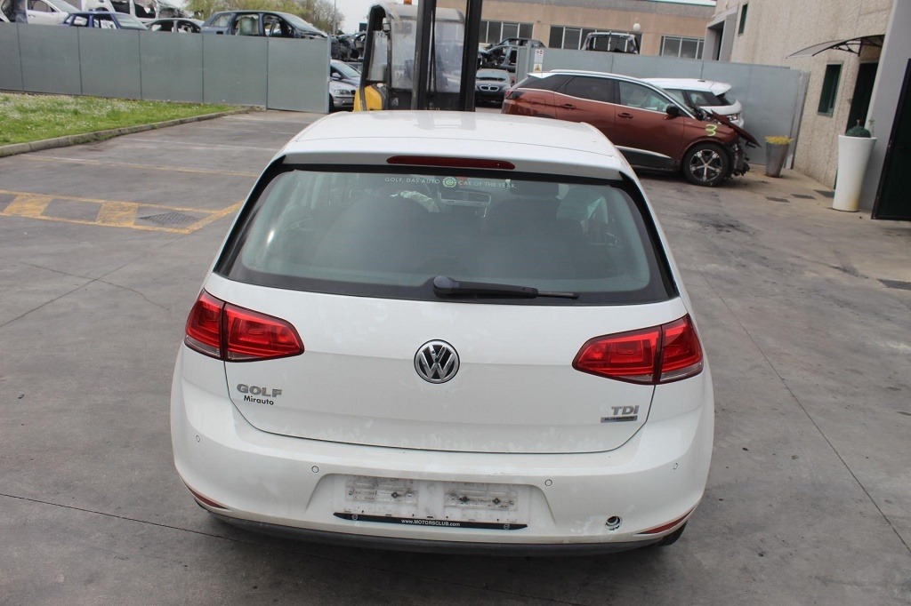 VOLKSWAGEN GOLF 7 1.6 D 66KW 5M 5P (2014) RICAMBI USATI AUTO IN PIAZZALE 