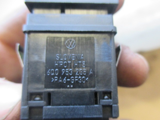 SWITCH HAZARD WARNING/CENTRAL LCKNG SYST OEM N. 6Q0953235A ORIGINAL PART ESED VOLKSWAGEN POLO (2005 - 10/2009) BENZINA 14  YEAR OF CONSTRUCTION 2009