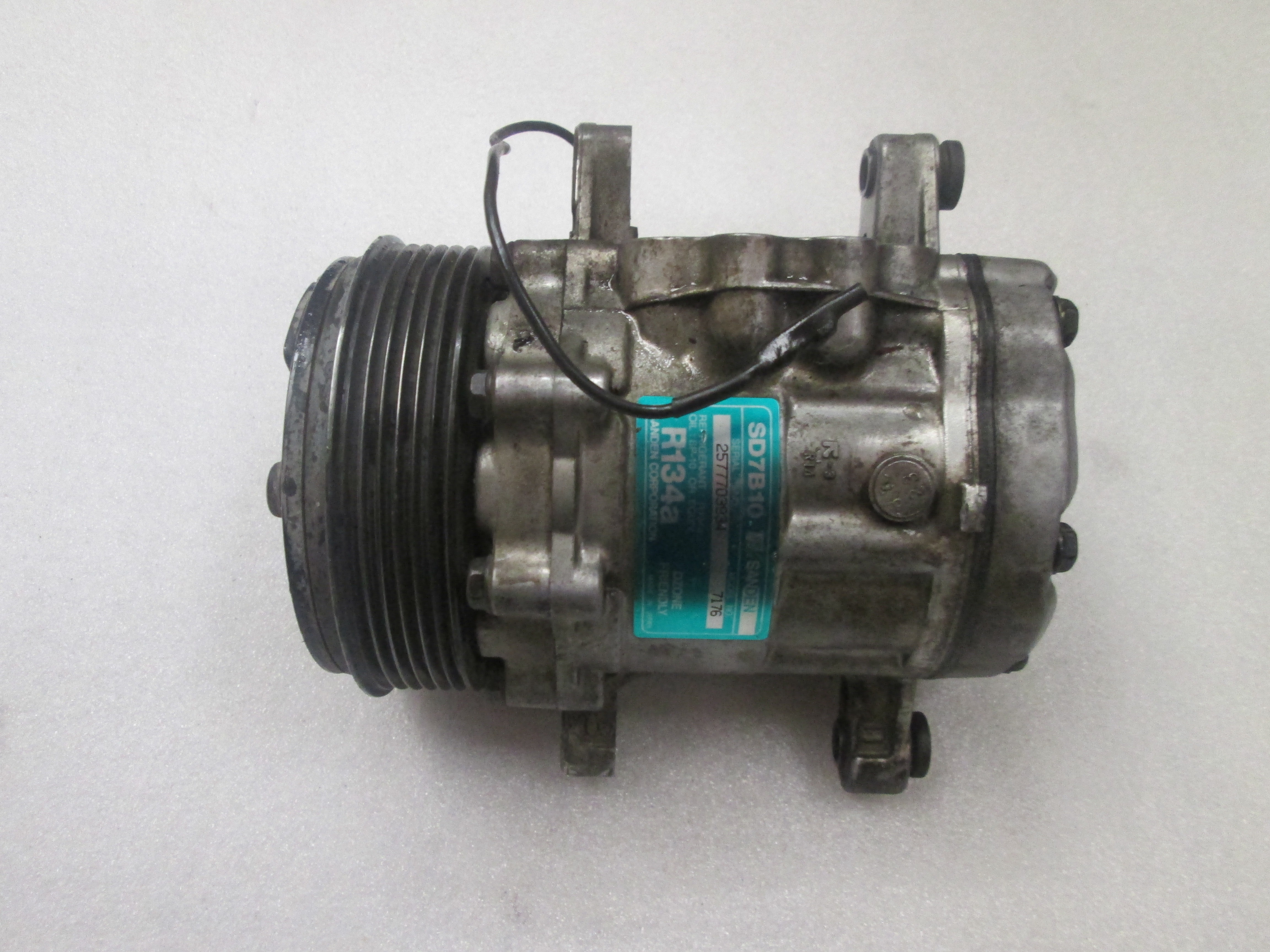 Air-Conditioner Compressor OEM 2577703934 SD7B10  VOLKSWAGEN POLO (11/1994 - 01/2000) 19 DIESEL Year 1999 spare part used